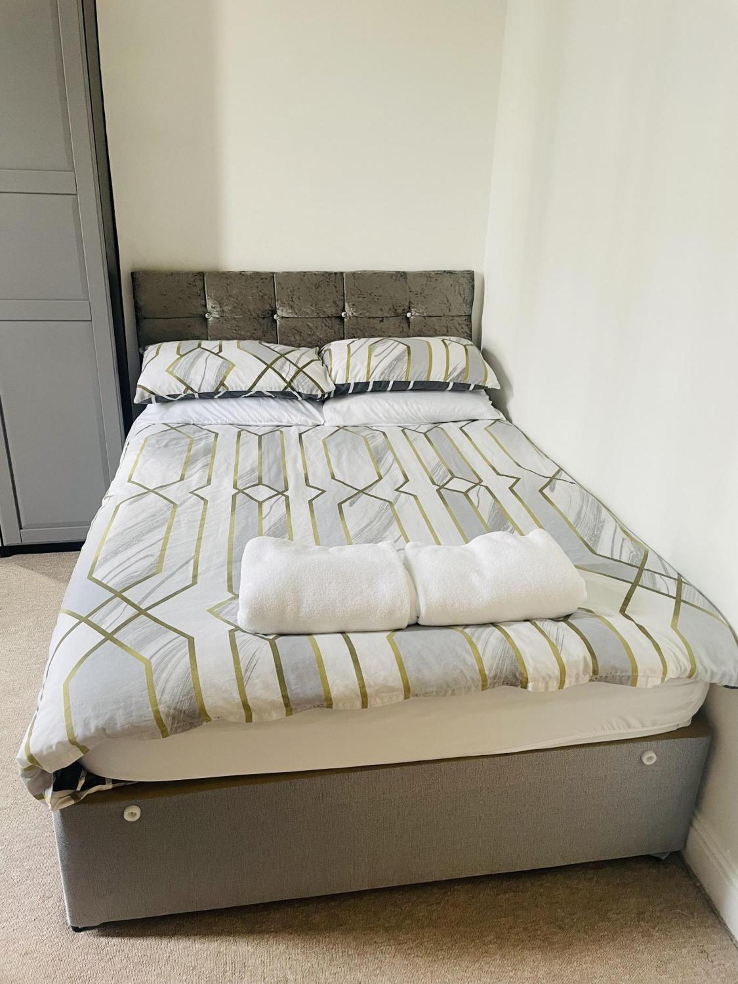 Bustling Western Apartment London Ngoại thất bức ảnh